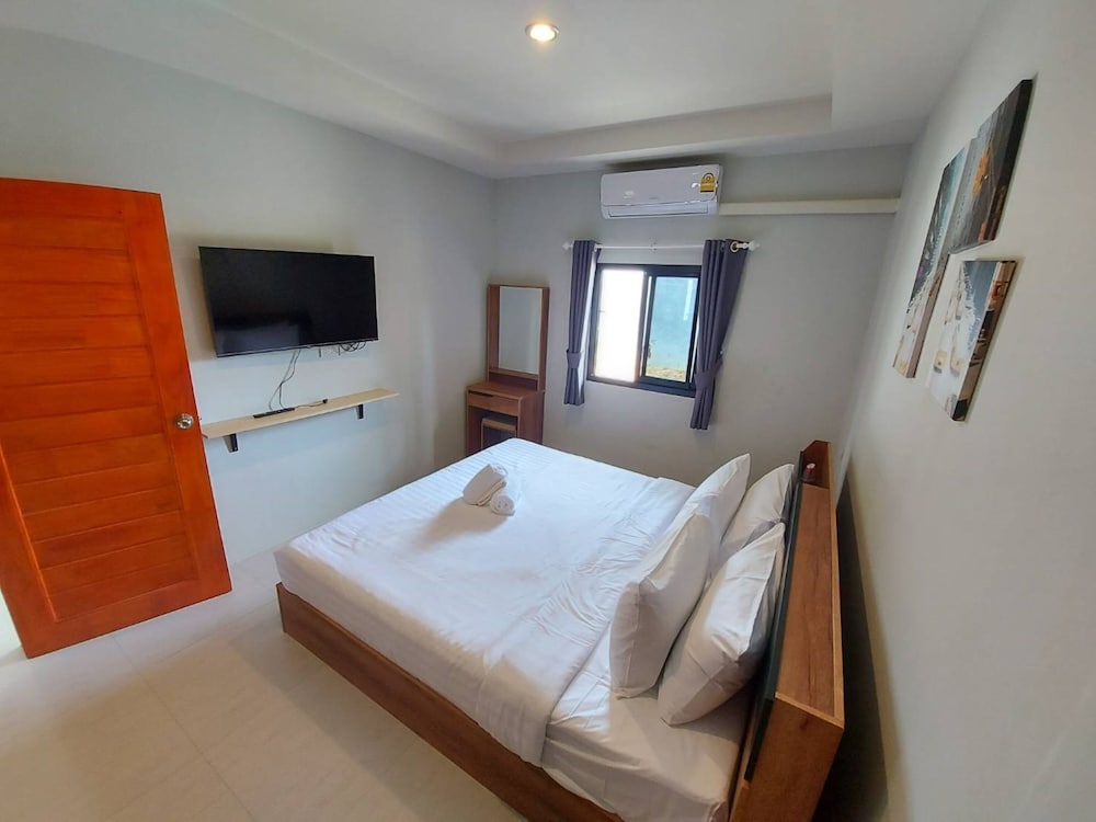 One Bedroom with Kitchen - Photo 4
