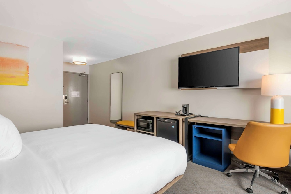 Standard Room, 1 King Bed, Non Smoking - Photo 3