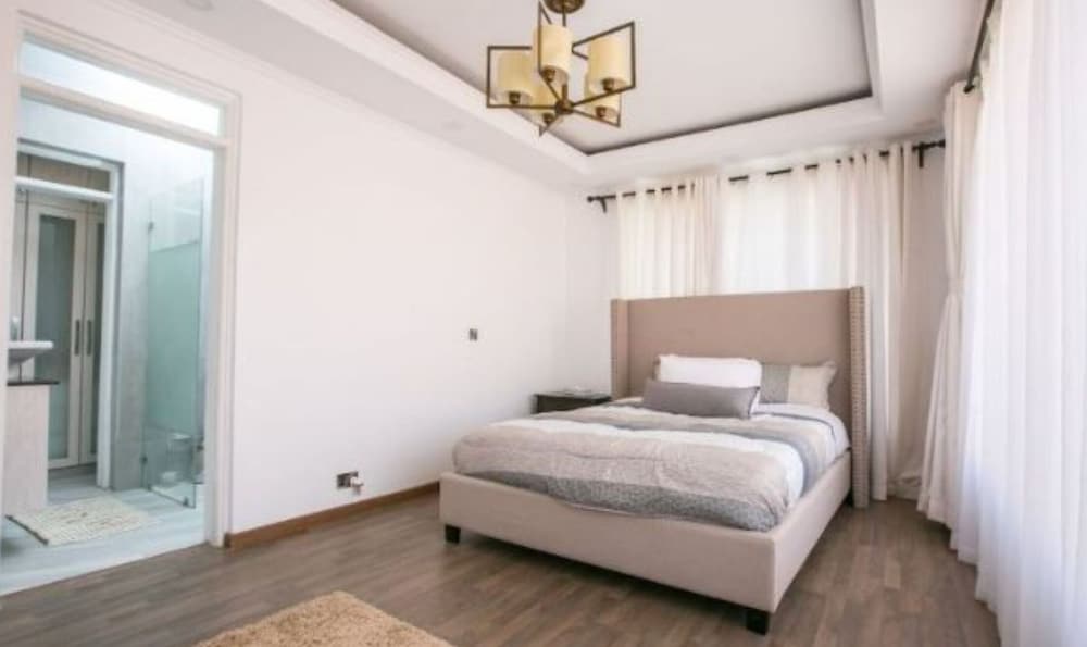 House, Multiple Bedrooms photo 3