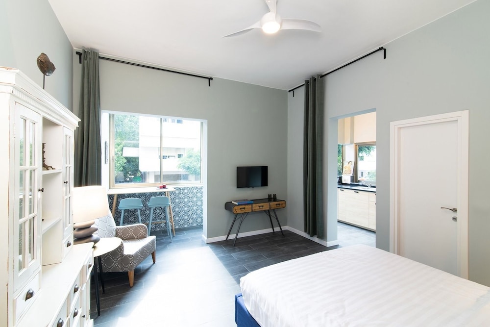 Luxury Apartment, 1 Queen Bed, City View