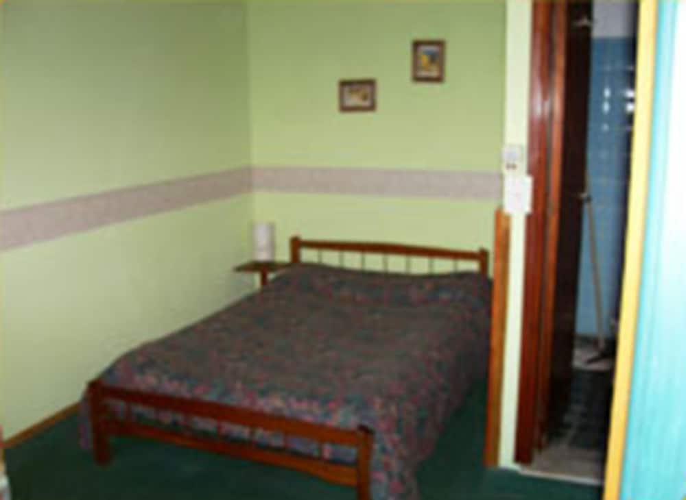 Basic Double Room, 1 Double Or 2 Twin Beds, Non Smoking, Private Bathroom photo 2