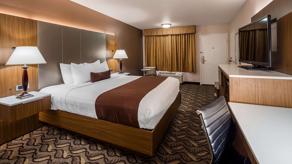 Standard Room, 1 King Bed, Non Smoking, Refrigerator & Microwave (Oversized Room) photo 3