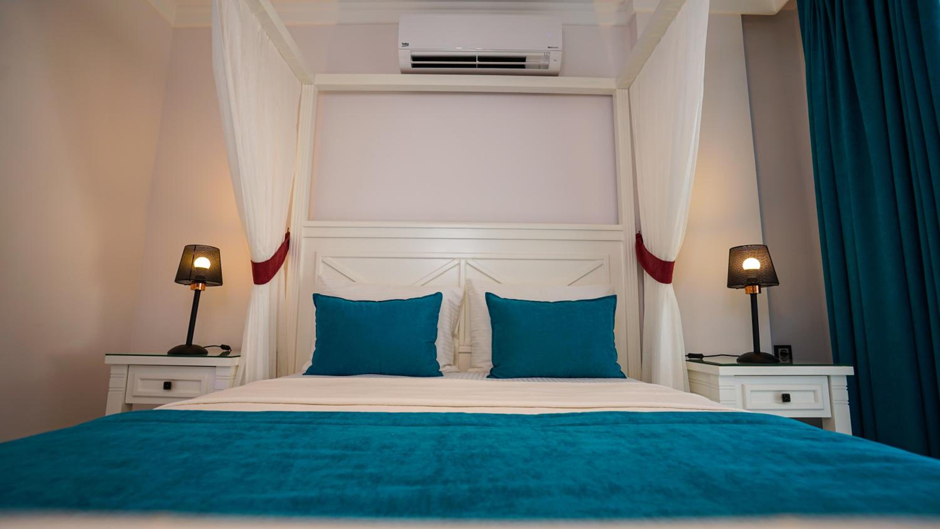 Family Room with Balcony - Photo 4