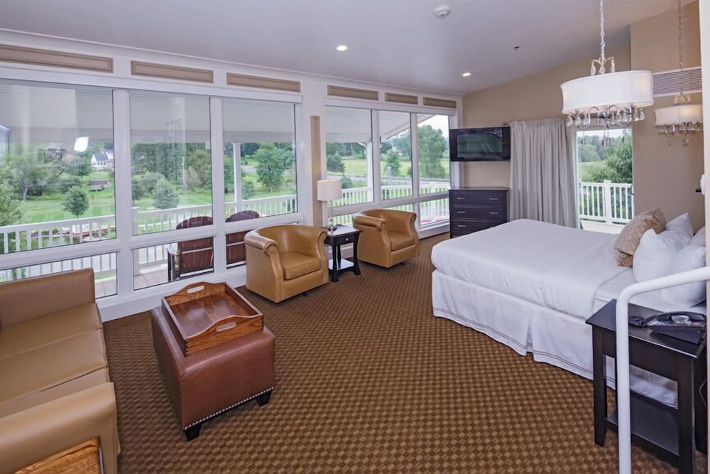 Bi-Level King Suite with Balcony (404)