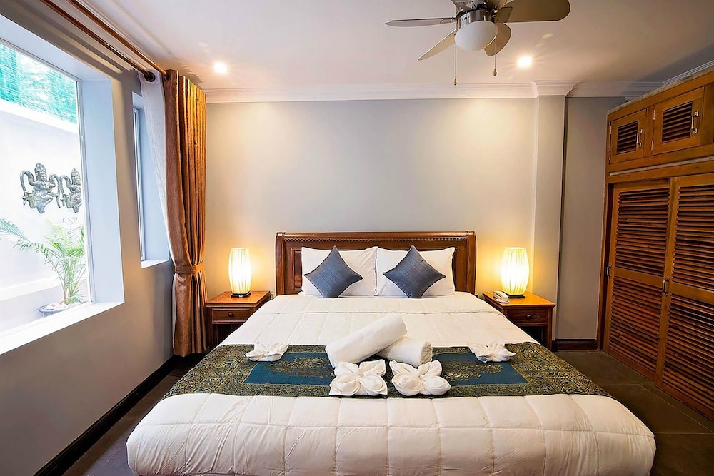 Deluxe King Room with Bathtub photo 2