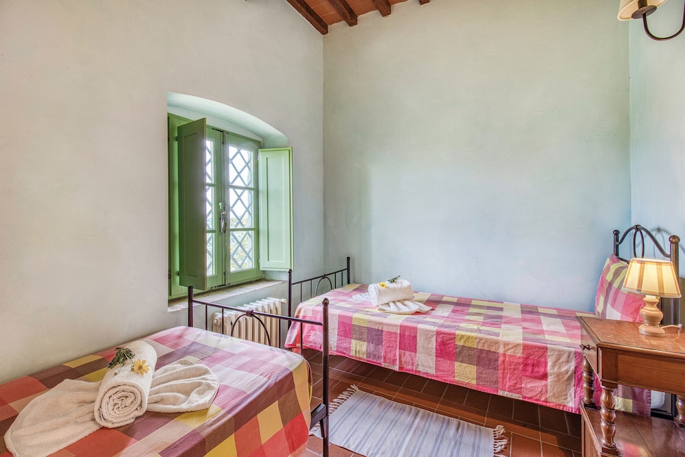 Family Apartment, Multiple Bedrooms, Mountainside (Villa Salivolpe Amazing Chianti View) photo 3