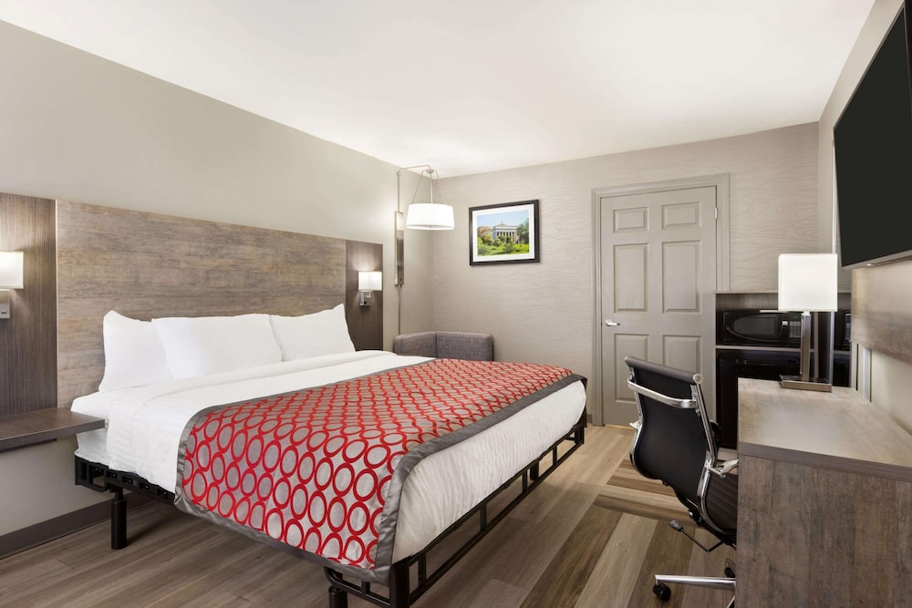 Room, 1 King Bed, Smoking - Photo 1