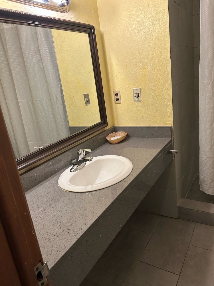Room, 2 Queen Beds, Non Smoking - Photo 4
