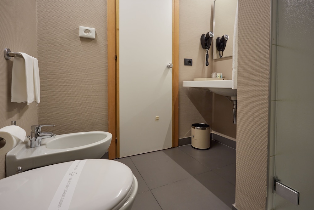 Standard Double Room - Photo 4