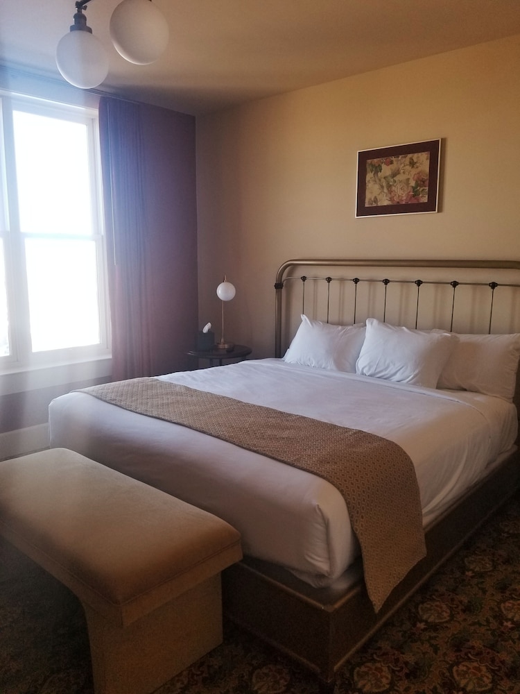 Suite, 1 King Bed - Photo 1