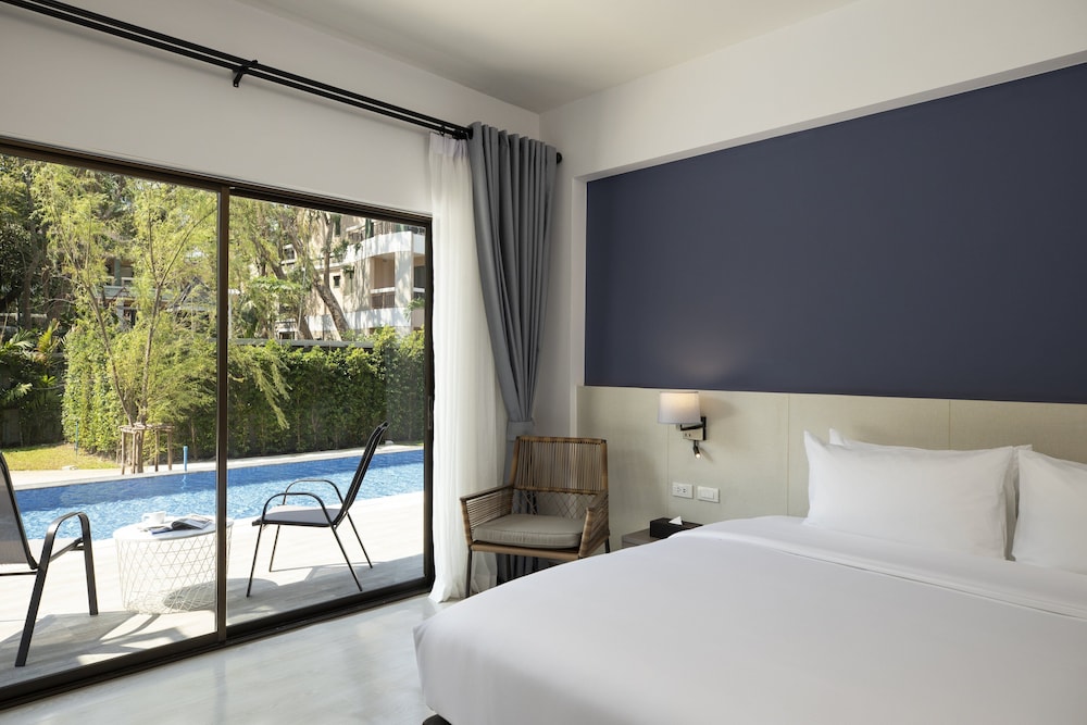 Deluxe Room, 1 King Bed, Pool Access - Photo 1