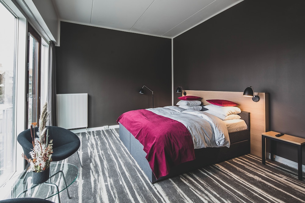 Standard Room, 1 King Bed (POSH) thumbnail 6