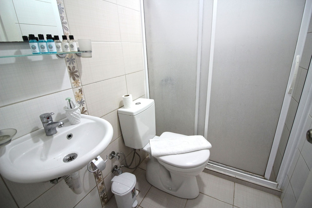 Economy Triple Room, Basement Floor photo 2