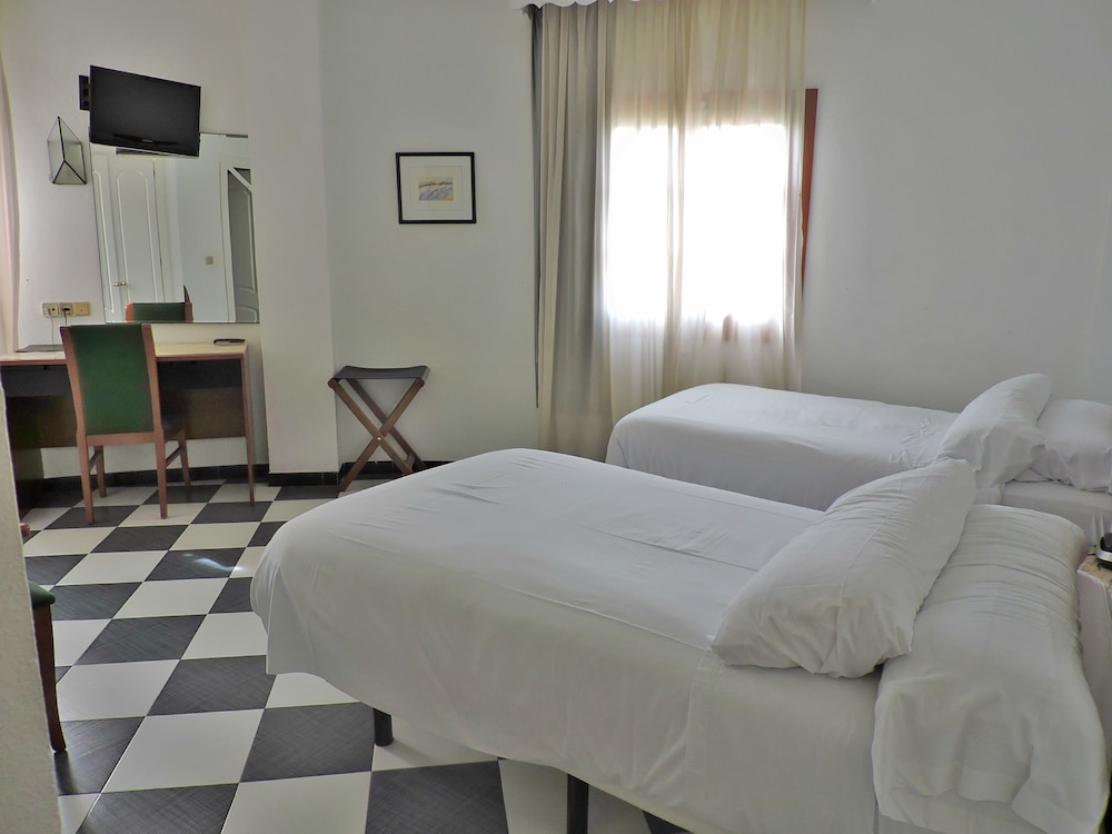 Standard Double or Twin Room - Photo 6