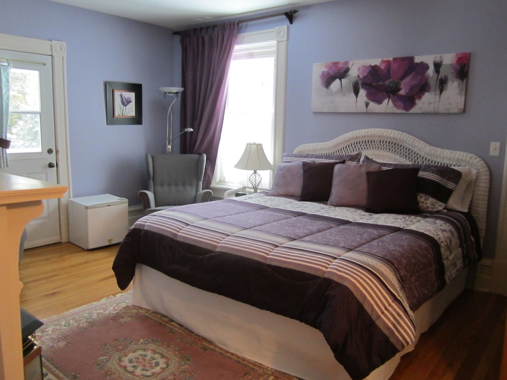 Signature Double Room, 1 King Bed, Non Smoking, Garden View (Gatineau) photo 2