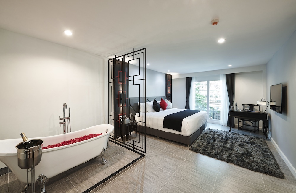 Premium Room, Bathtub photo 2