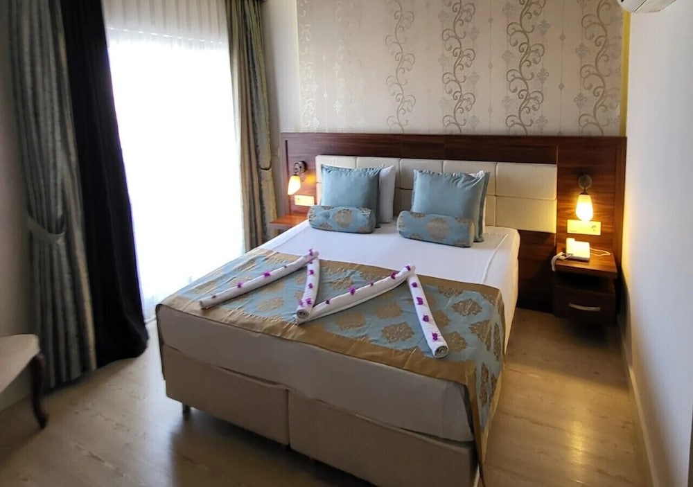 Corner Room photo 2