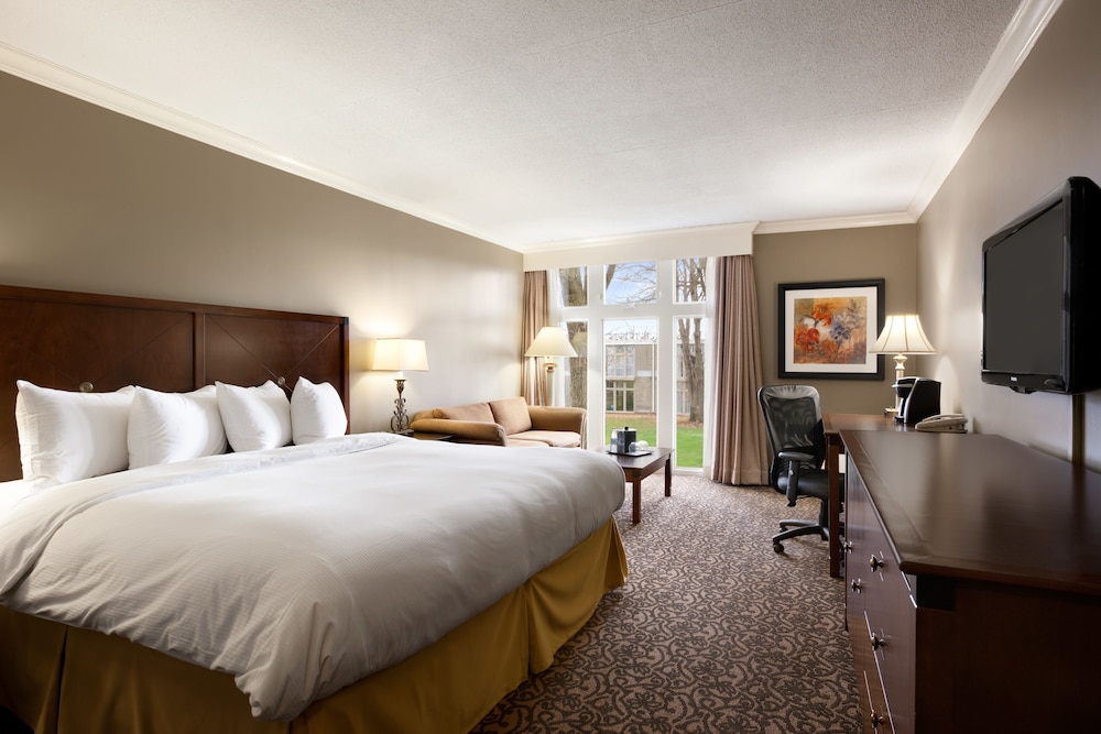 Business Room, 1 King Bed, Non Smoking (Stair Access Only) - Photo 2