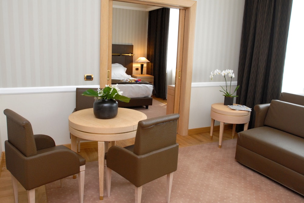 Superior King Room - Photo 5