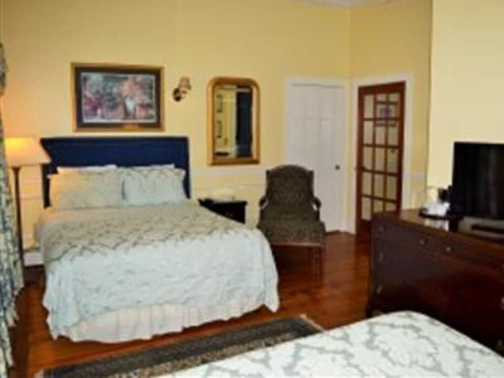 Standard Triple Room, Ensuite (The House 2 Queen Beds (p)