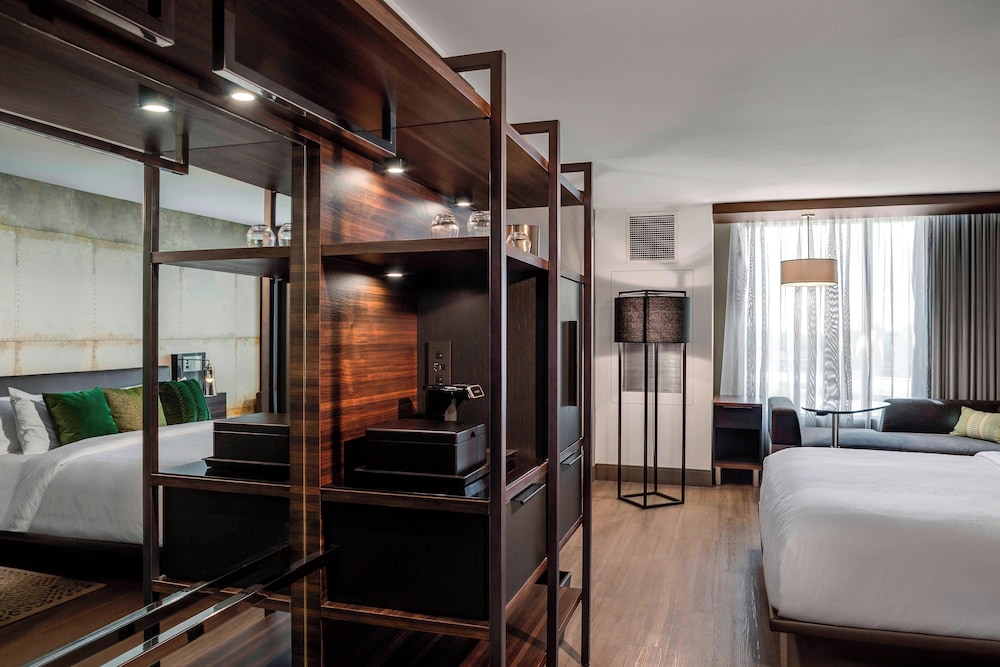 Club Room, 1 King Bed - Photo 4