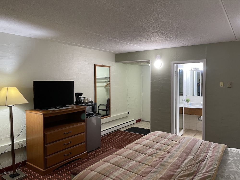 Standard Room, 1 King Bed photo 3