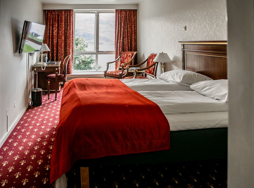 Standard Double or Twin Room, Partial Lake View