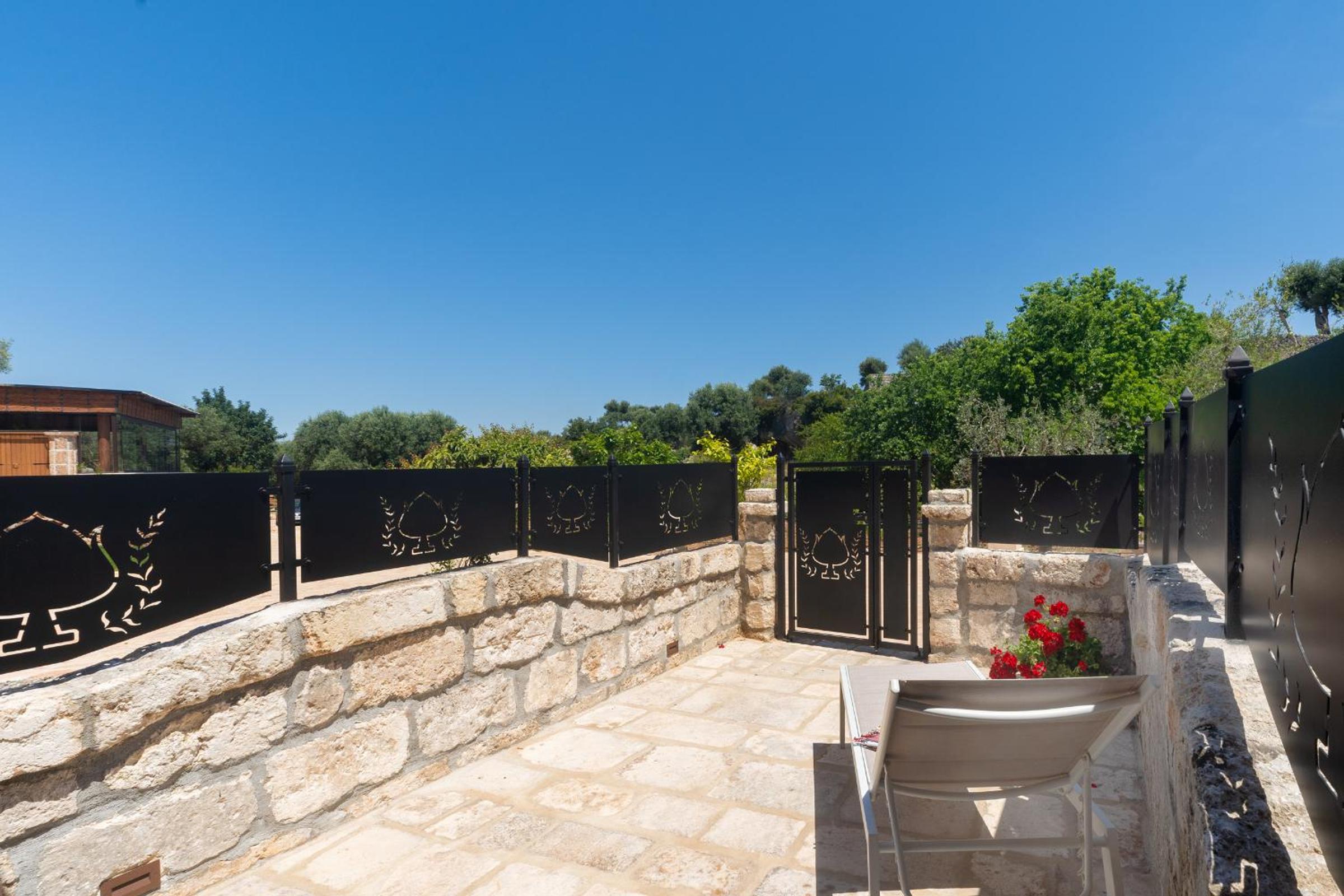 Queen Room with Garden View - Photo 5