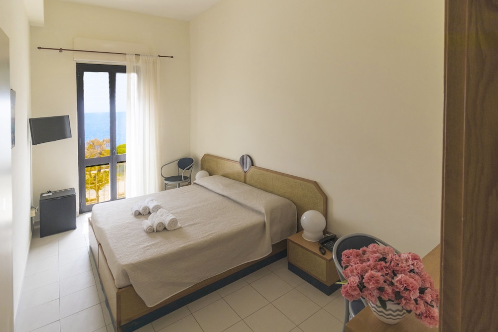 Standard Double or Twin Room, Sea View photo 1