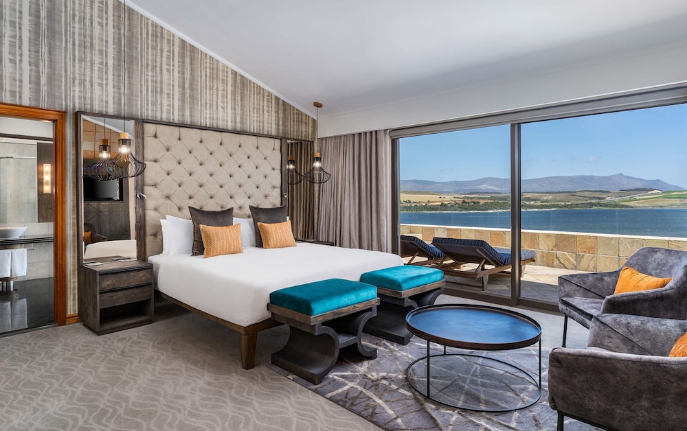 Presidential Suite with Lagoon View photo 2