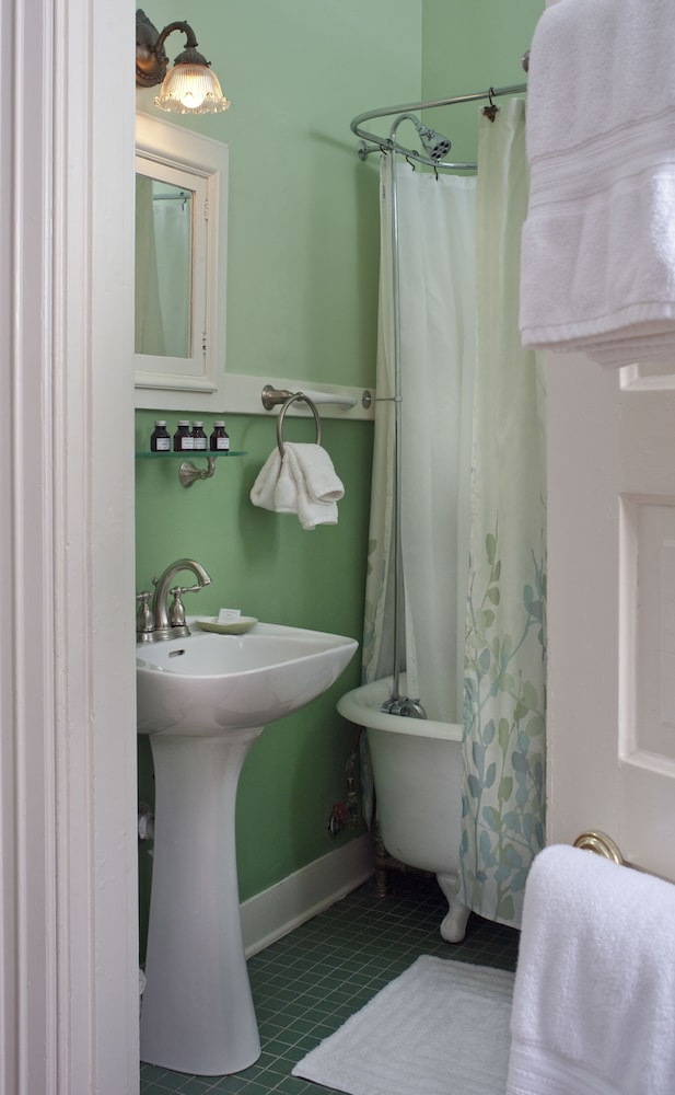 Queen room