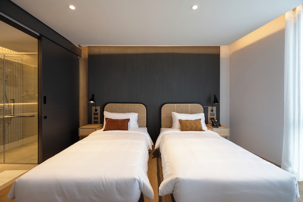 Signature Twin Room, Balcony, Courtyard View