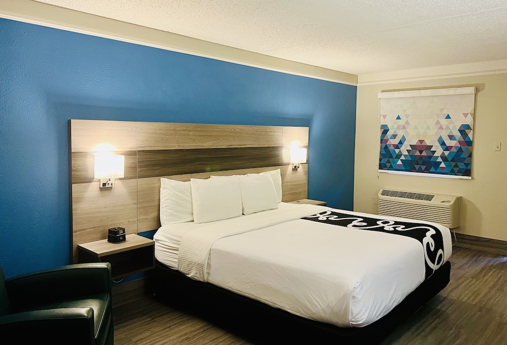 Room, 1 King Bed, Accessible, Non Smoking (Mobility Accessible) - Photo 3