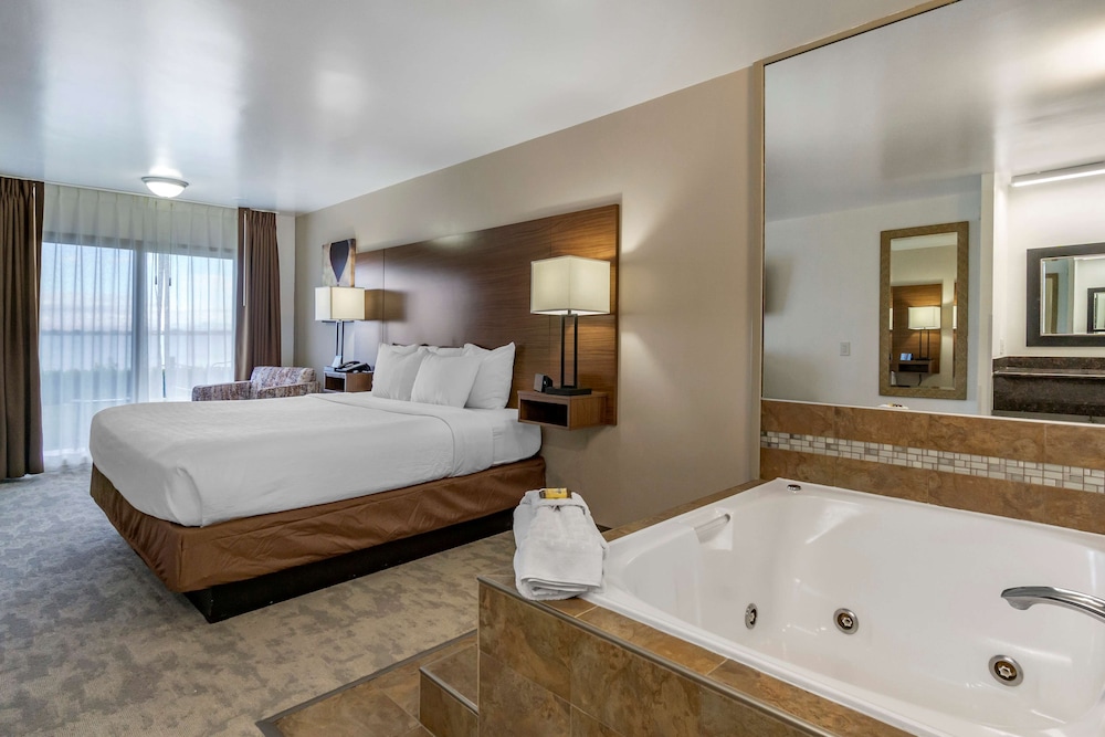 Standard Room, 1 King Bed, Jetted Tub, Lake View photo 1