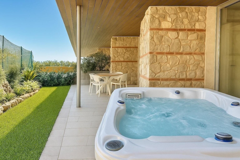 Junior Apartment, Hot Tub, Garden View