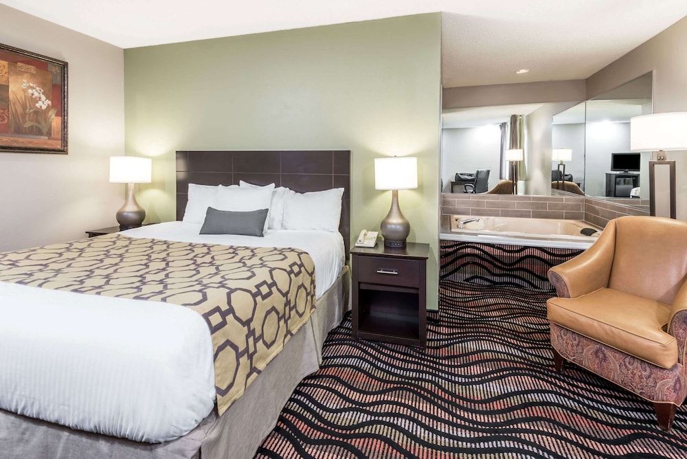 Suite, 1 King Bed - Photo 2