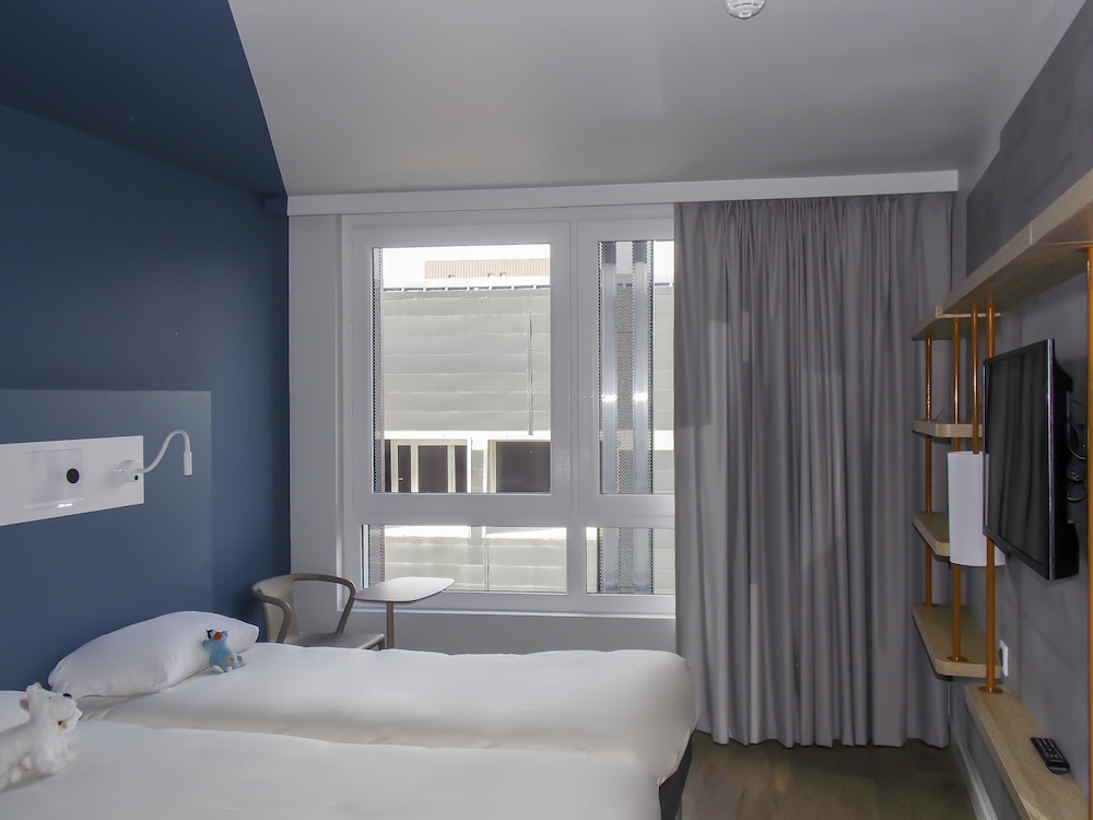 Standard Room, 2 Twin Beds - Photo 8