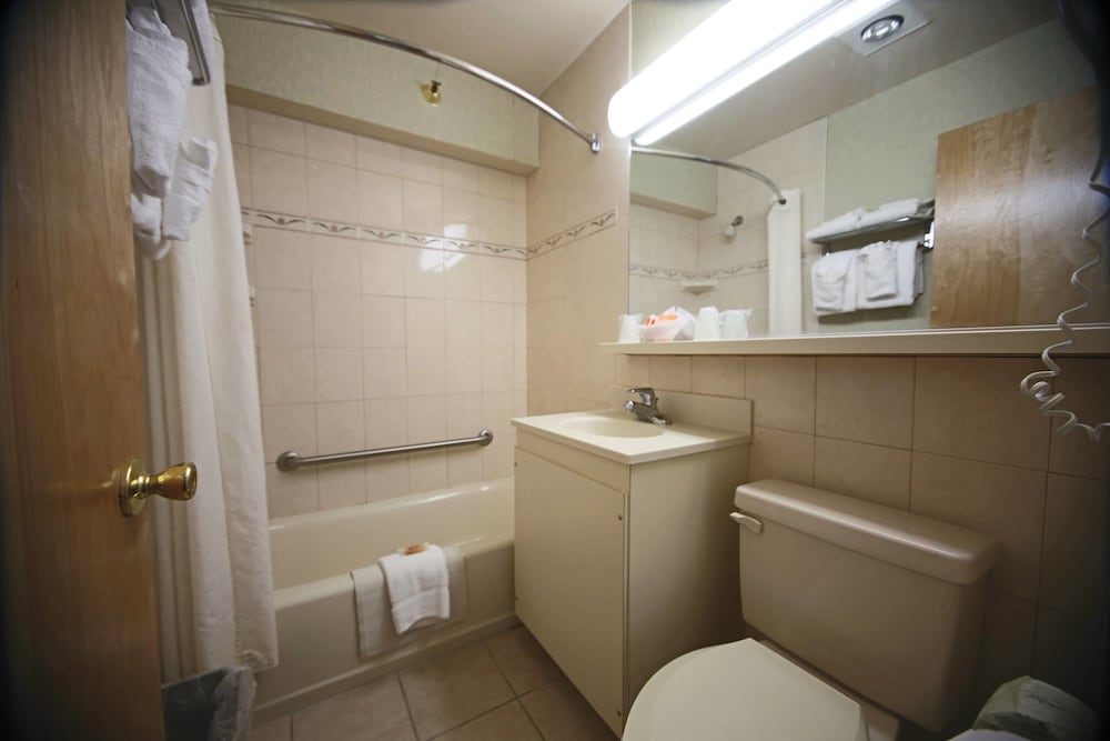 Standard Room, 2 Double Beds, by Elevator South photo 3