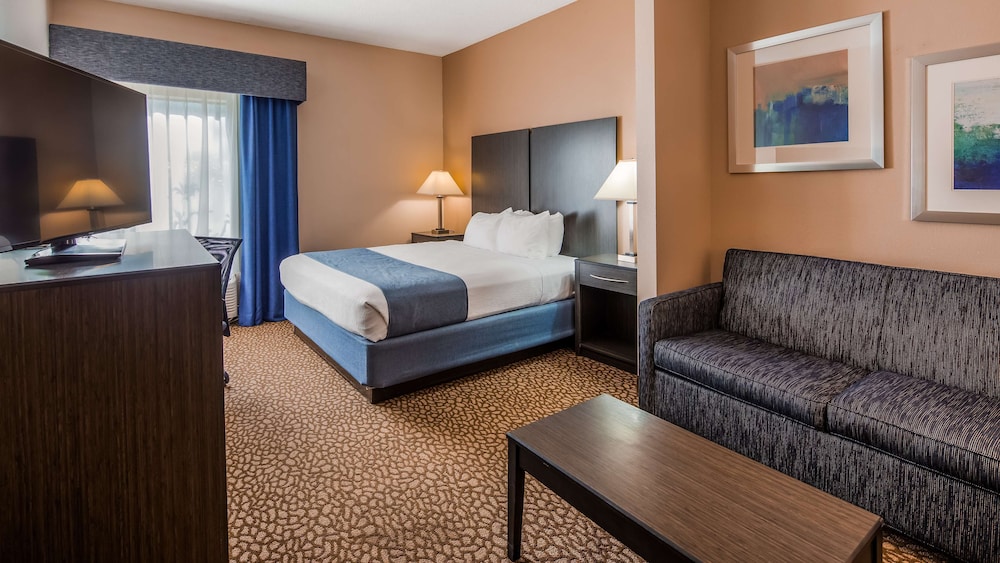 Junior Suite, 1 King Bed, Non Smoking, Refrigerator & Microwave - Photo 2