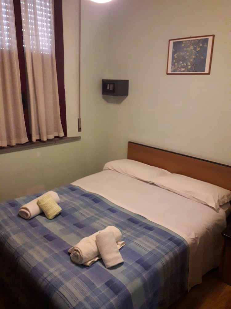Economy Room, 1 Large Twin Bed, Courtyard View, Courtyard Area