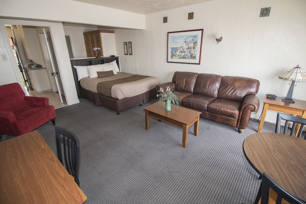Ocean View 1 Queen Bed Kitchen (stairs) #126