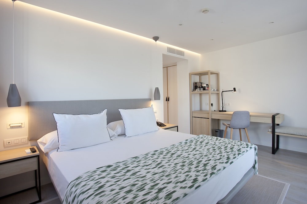 Premium Double Room (Street Views)