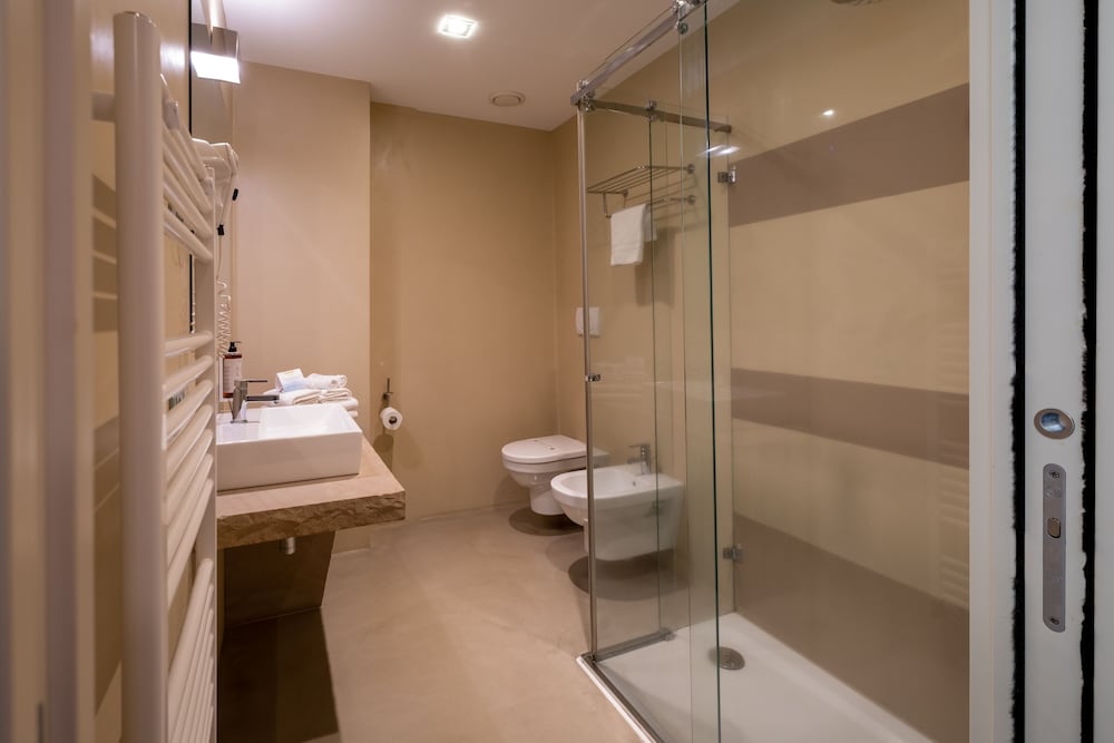 Deluxe Double Room - Photo 8