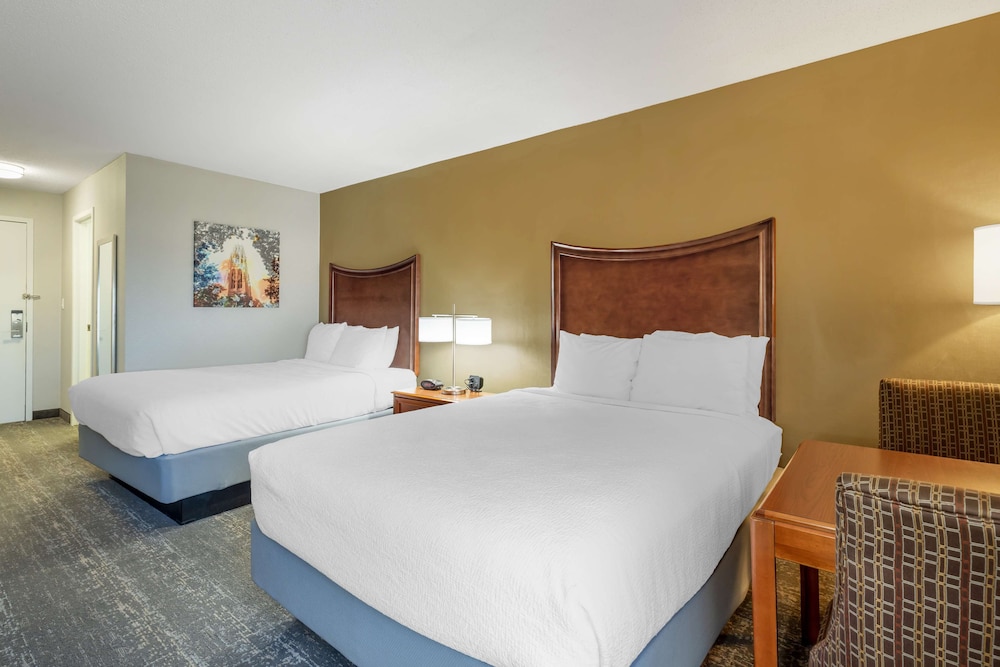 Suite, 2 Queen Beds, Non Smoking, Refrigerator & Microwave (With Sofabed) - Photo 3