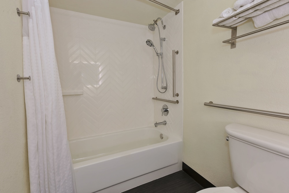 Premium Room, 2 Queen Beds, Accessible (Comm, Accessible Tub) photo 3