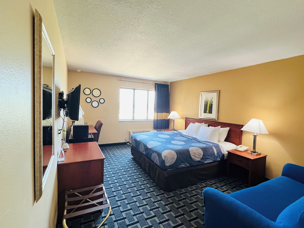 Classic Room, 1 King Bed photo 1