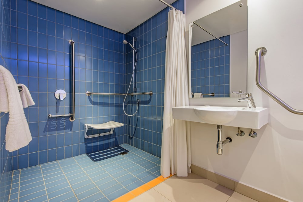 Paraplegic Room - Photo 6