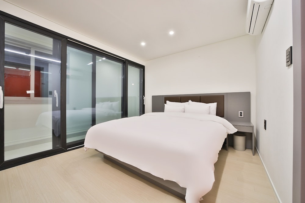 Premier Suite - Two Samsung 70" Smart TVs Included - Photo 7