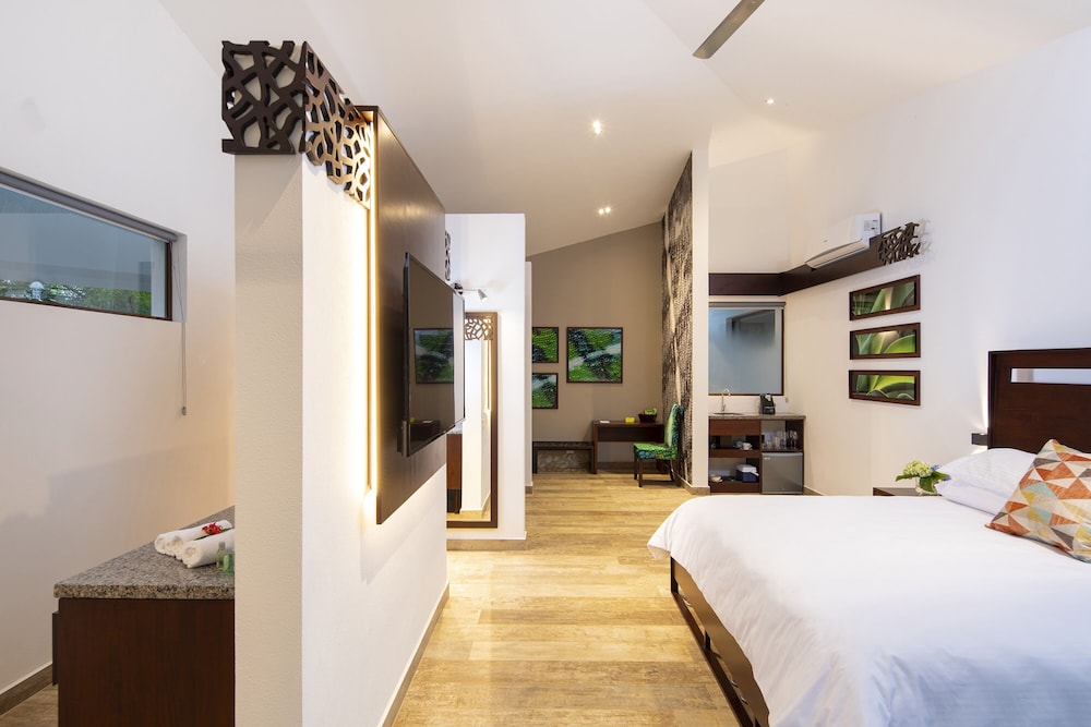 KAL SUITE - Private Jacuzzi & 1 King Bed photo 3
