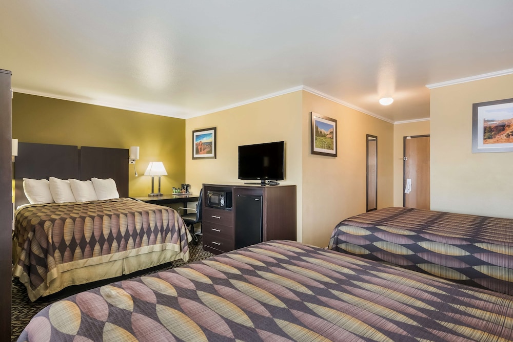 Suite, Multiple Beds, Non Smoking, Refrigerator - Photo 2
